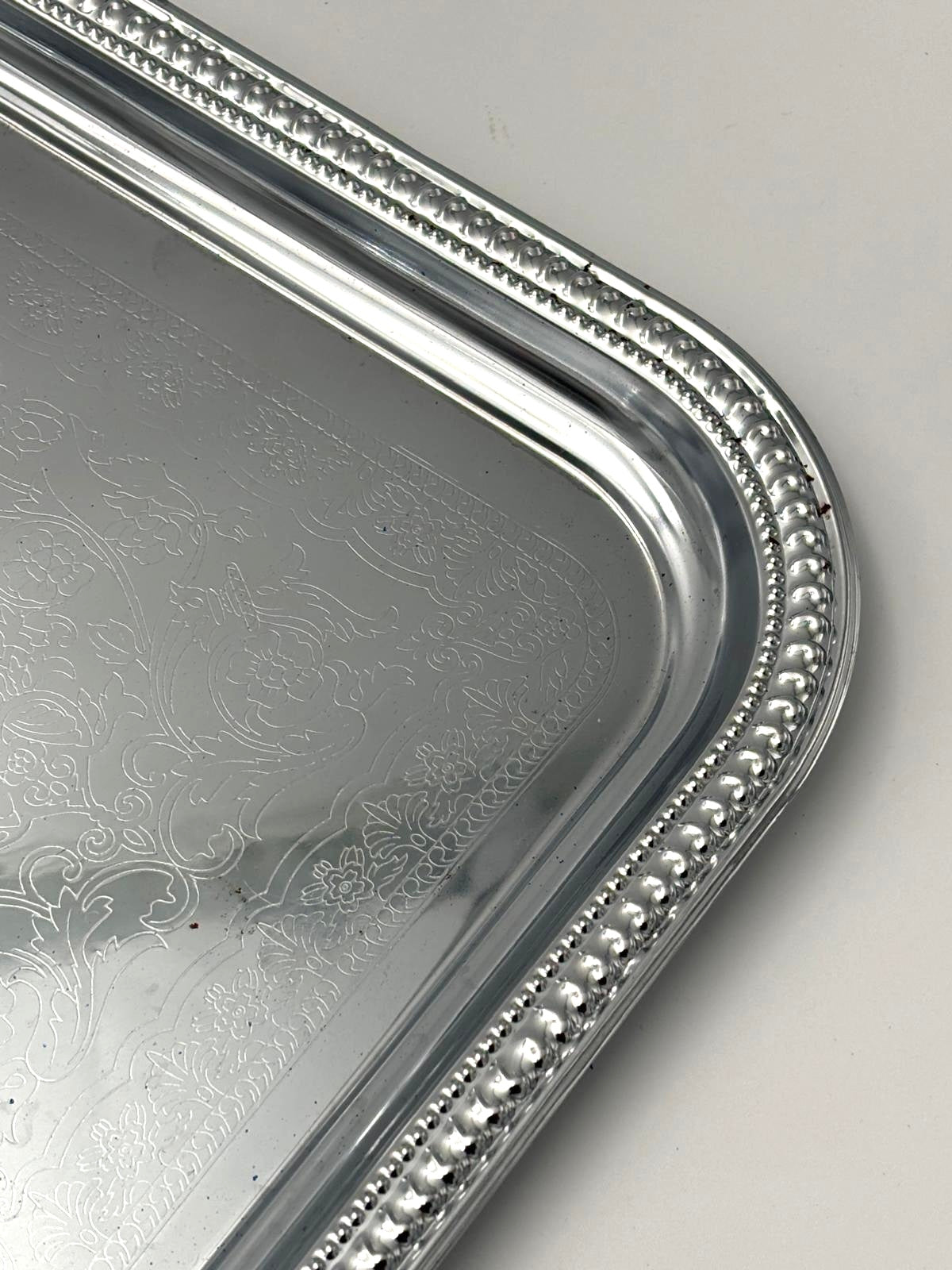 Bakke med riller og mønster i stål