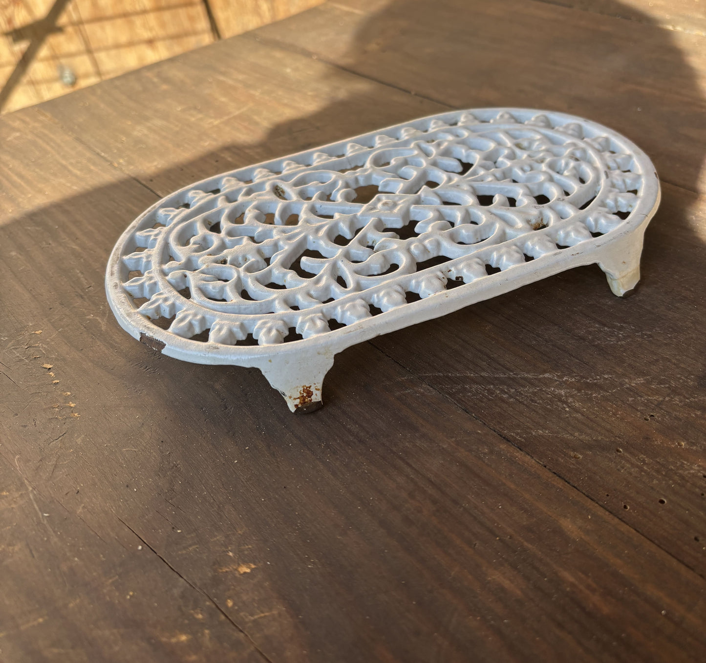 Hvid bordskåner i smedejern med lakering