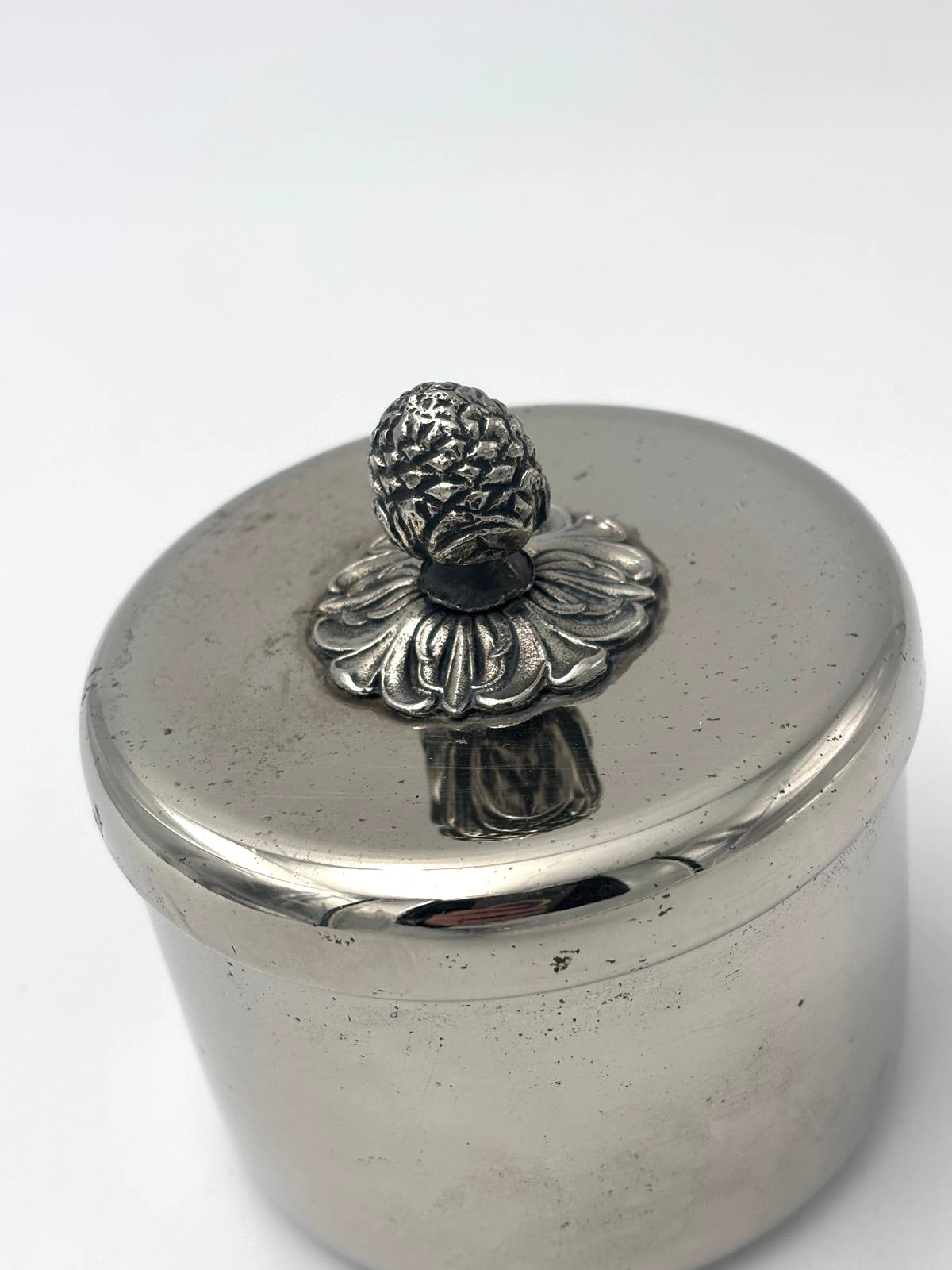 Bøtte forsølvet med blomst som håndtag