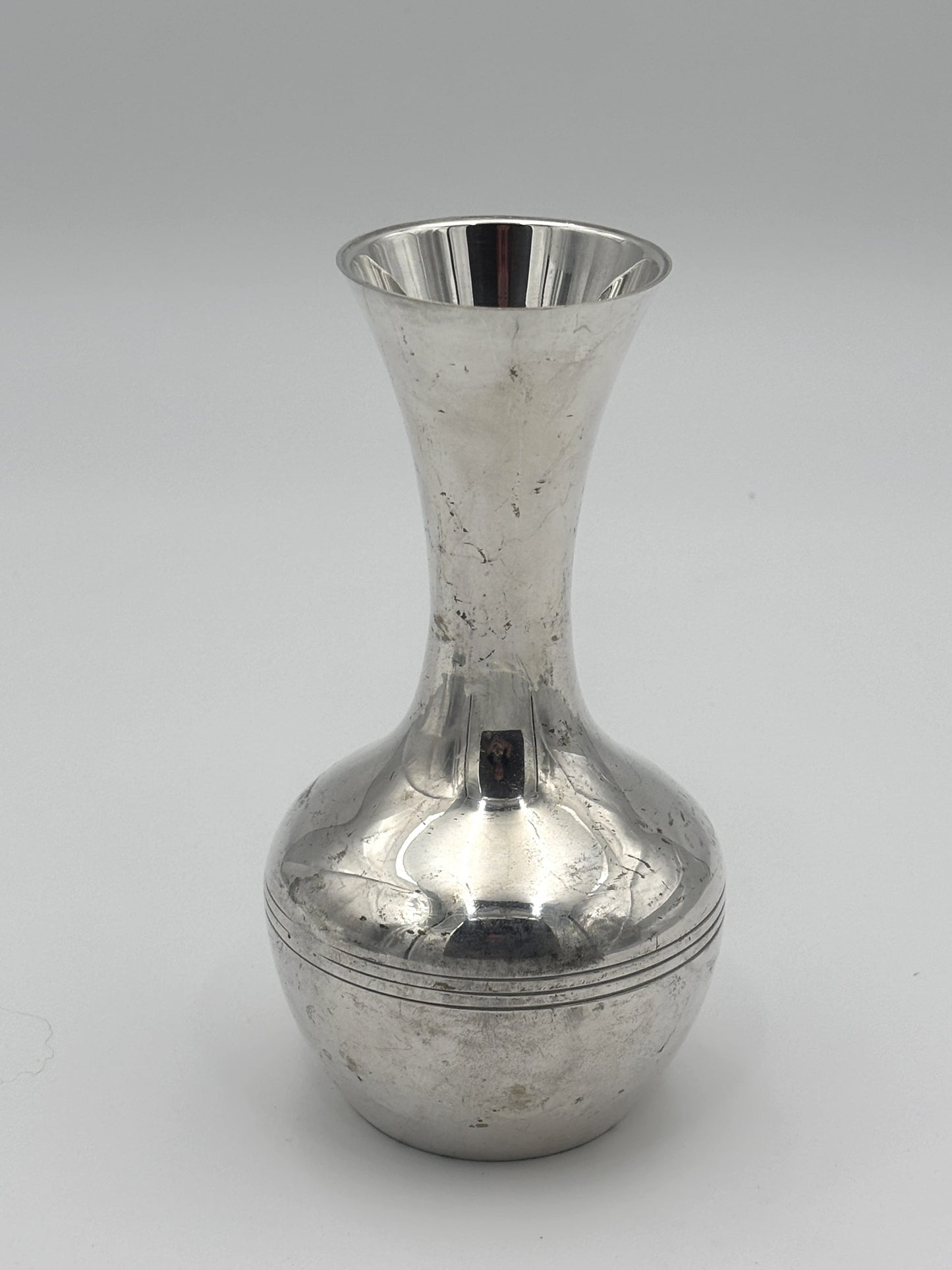 Buttet forsølvet vase