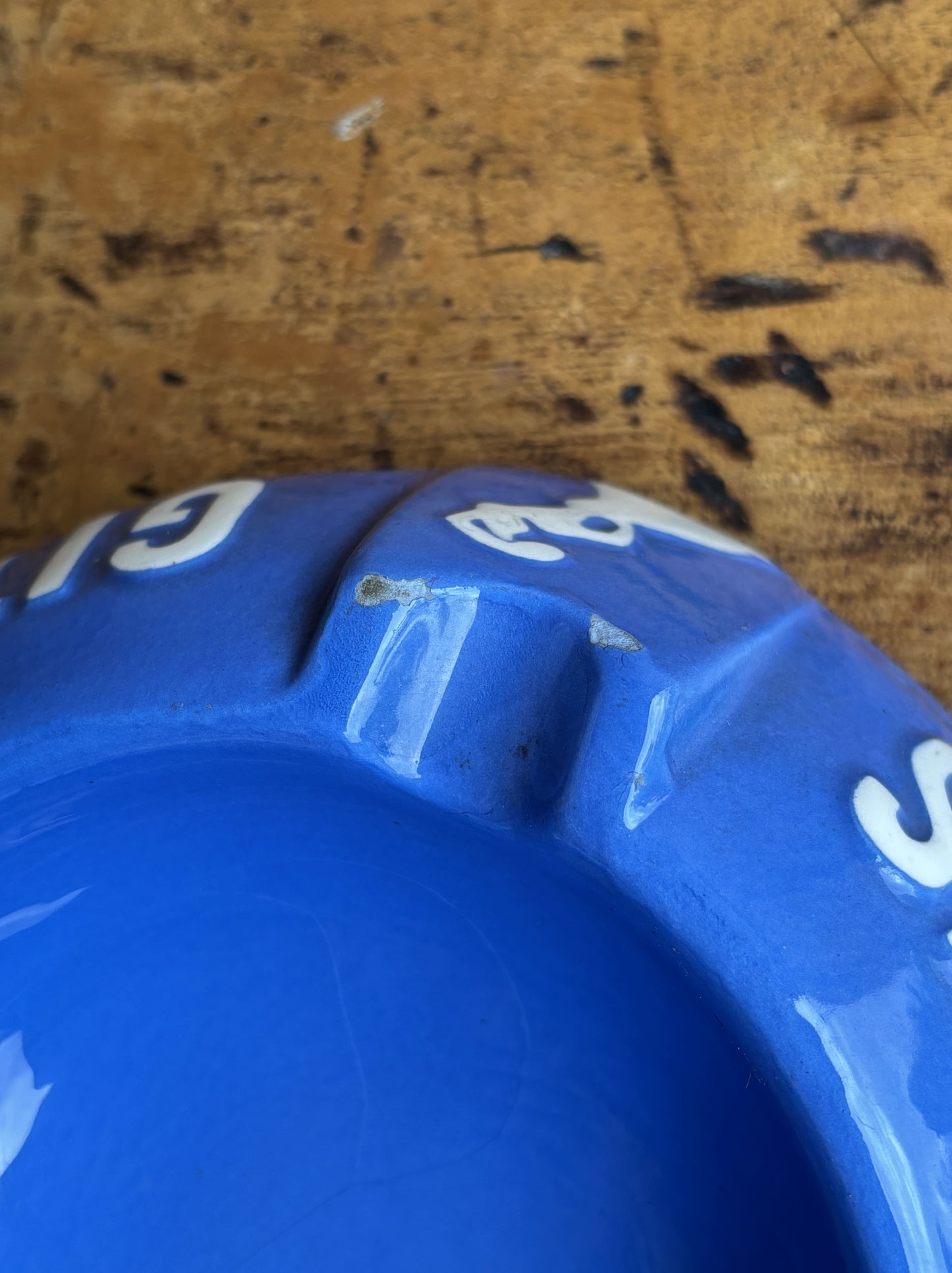 Gitanes askebæger, produceret af Proceram