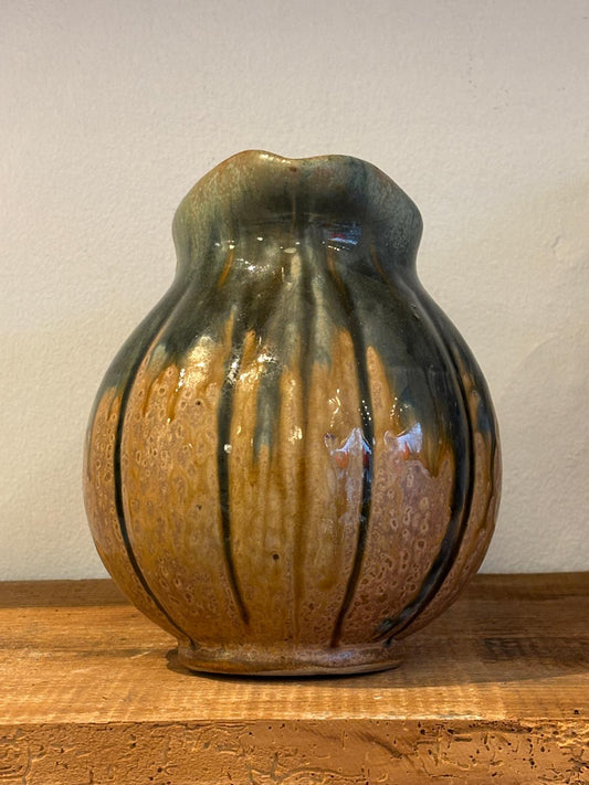 Grøn og brun keramikkande