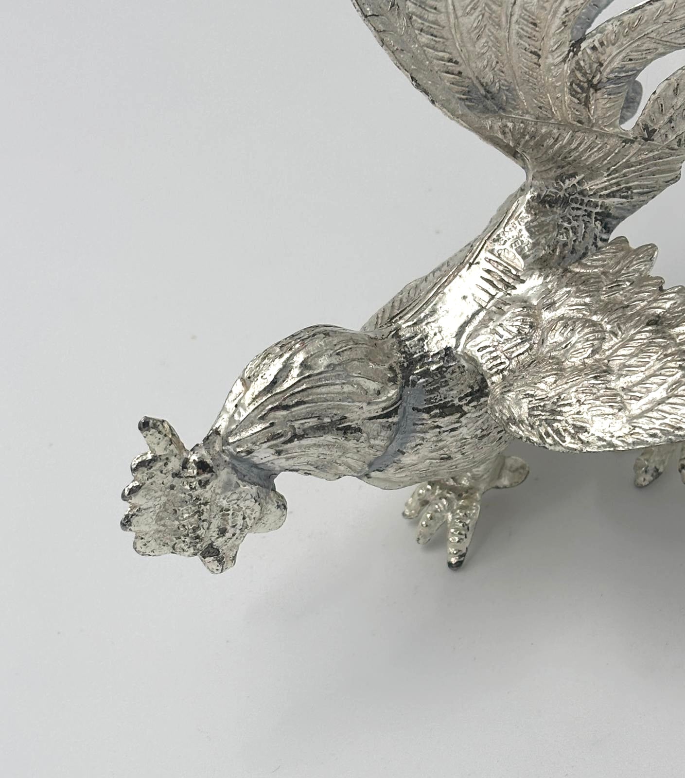 Hane i forsølvet metal - smuk borddekoration