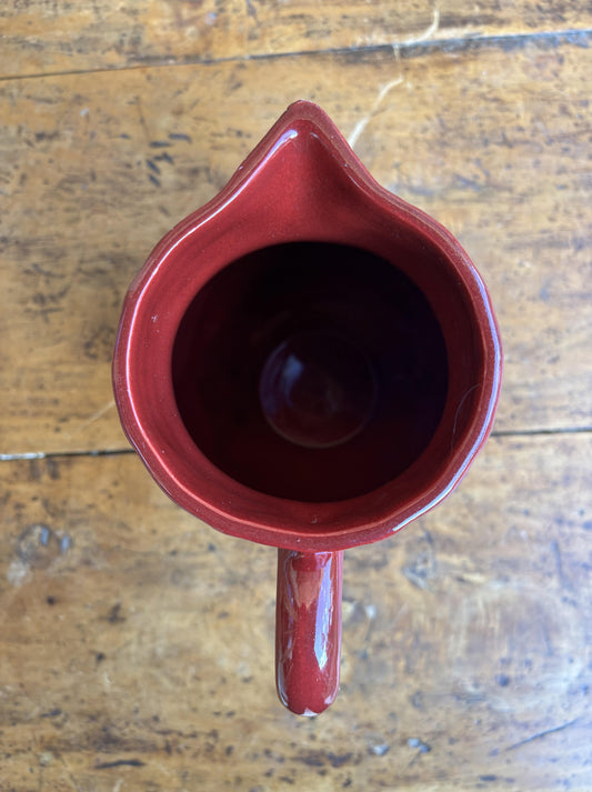 Dybrød kande med frugtmotiv