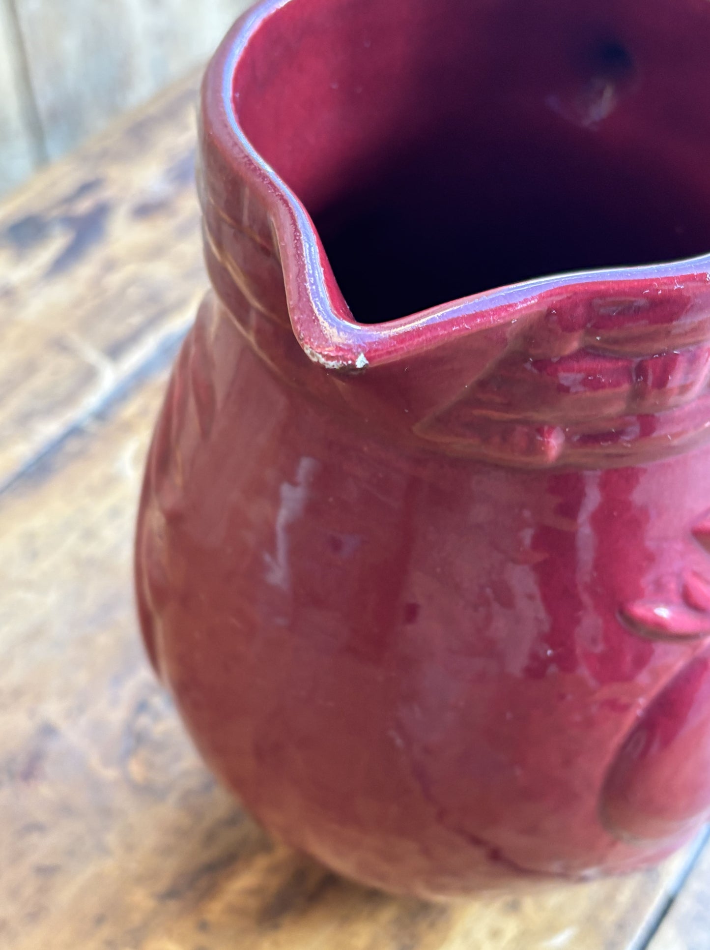 Dybrød kande med frugtmotiv