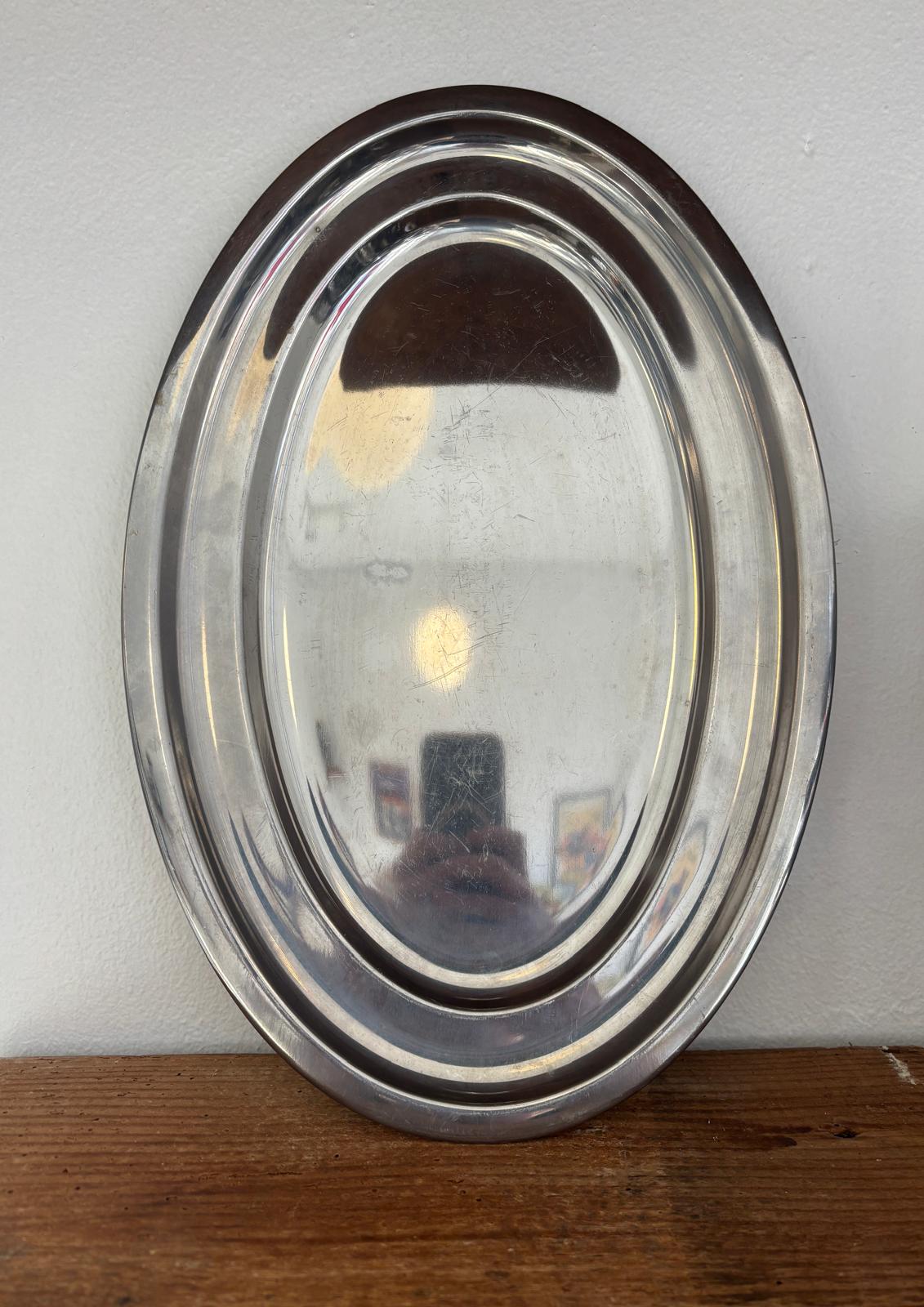 Ovalt stilrent fad i stål