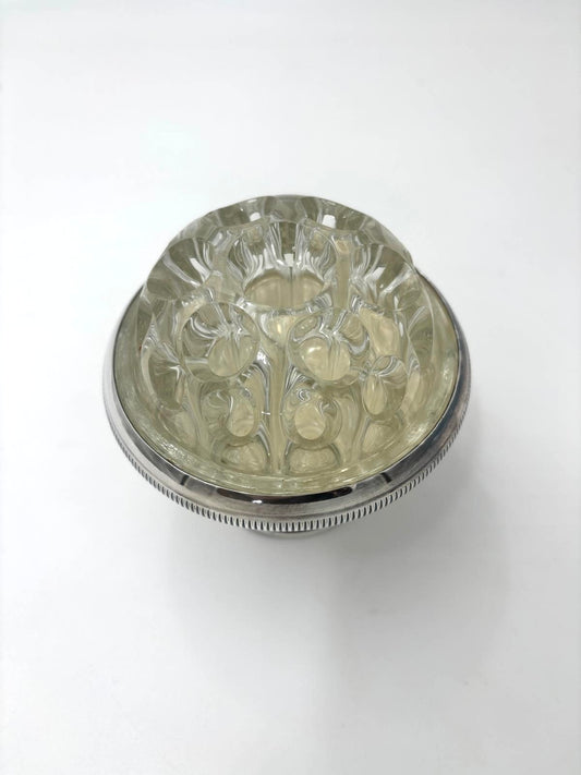 Pique Fleurs on a stand