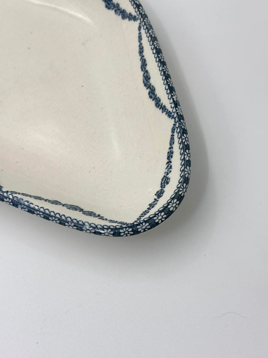 Ravier med blå blomsterranker