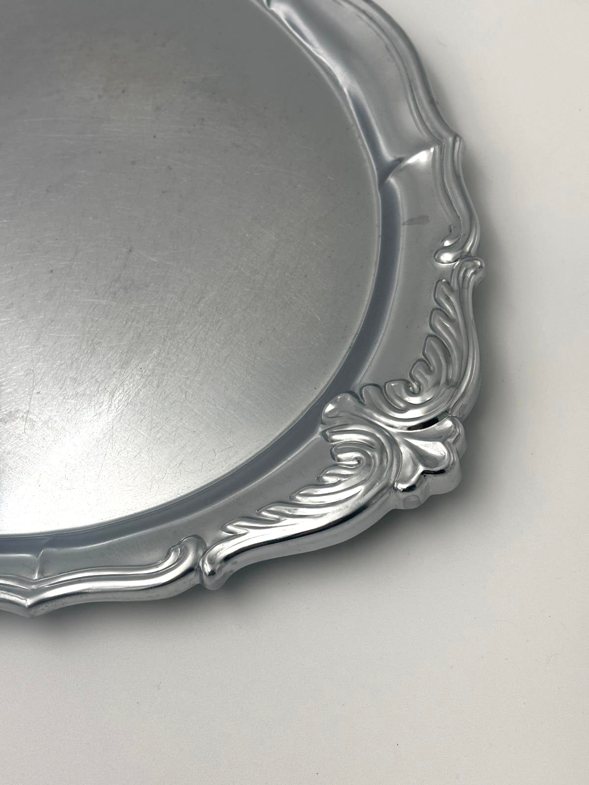 Vintage oval stålbakke med masser af detaljer