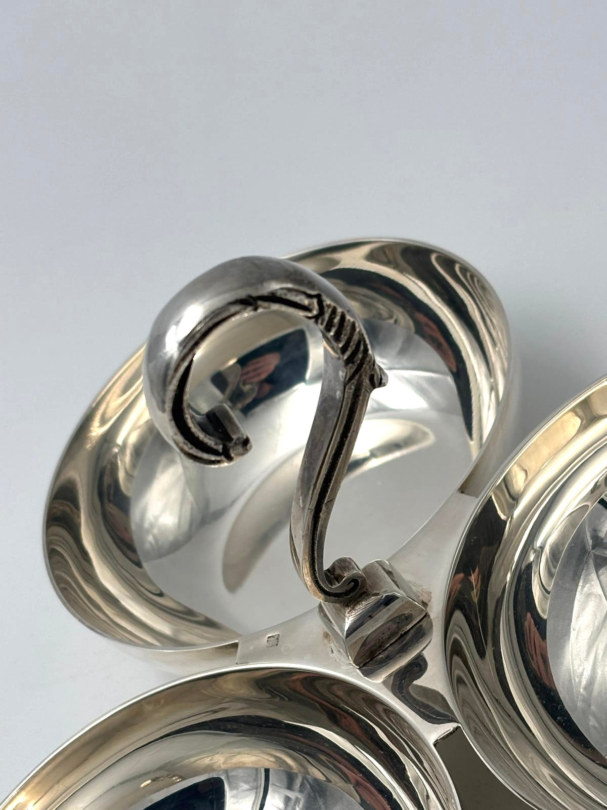 Coupelle i pletsølv med forhøjet håndtag