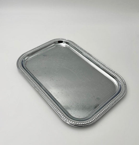 Bakke med riller og mønster i stål