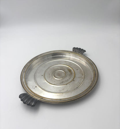 Patineret bakke med muslinge håndtag