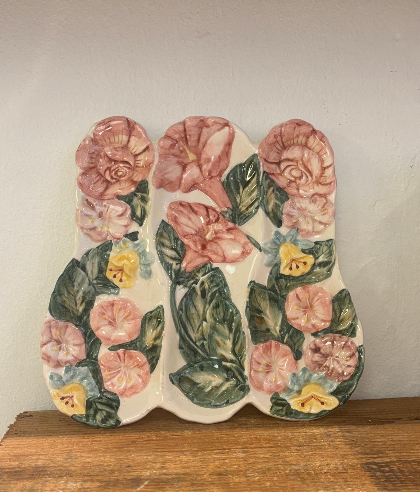 Barbotine fad med flot blomstermotiv