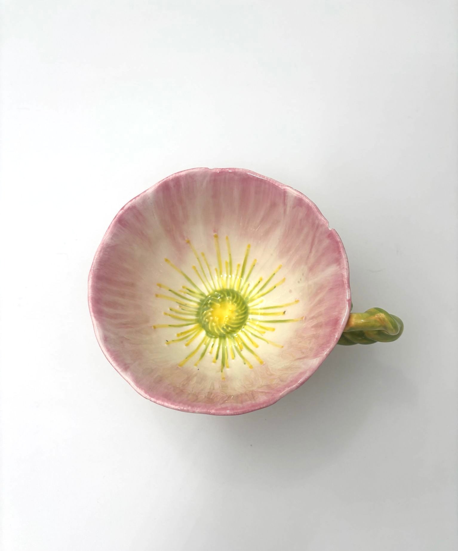 Stor barbotinekop formet som en blomst