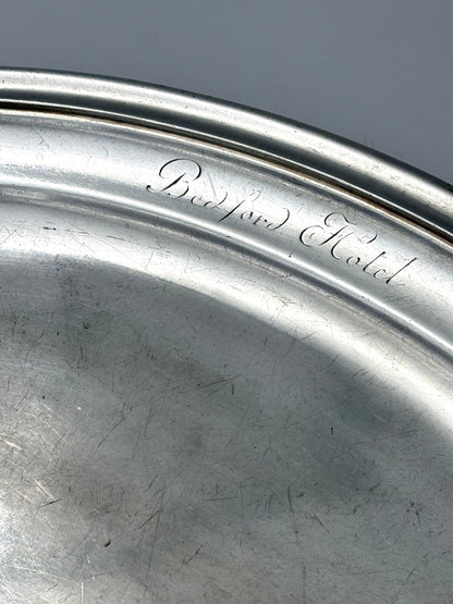 Ovalt serveringsfad med Bedford Hotel graveret