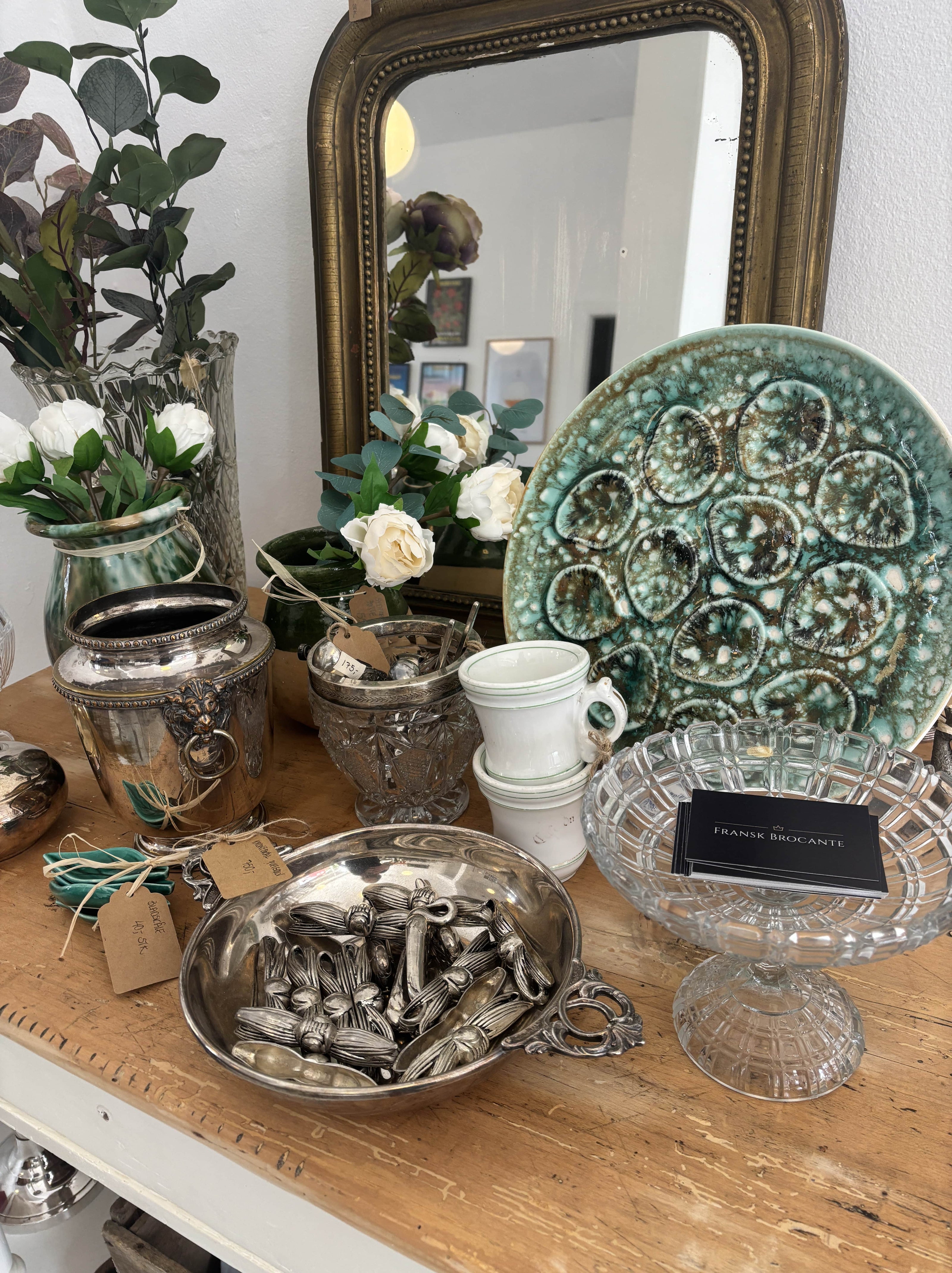 Billede af østerstallerkener og champagnekøler i butikken - Smallegade 28, 2000 Frederiksberg