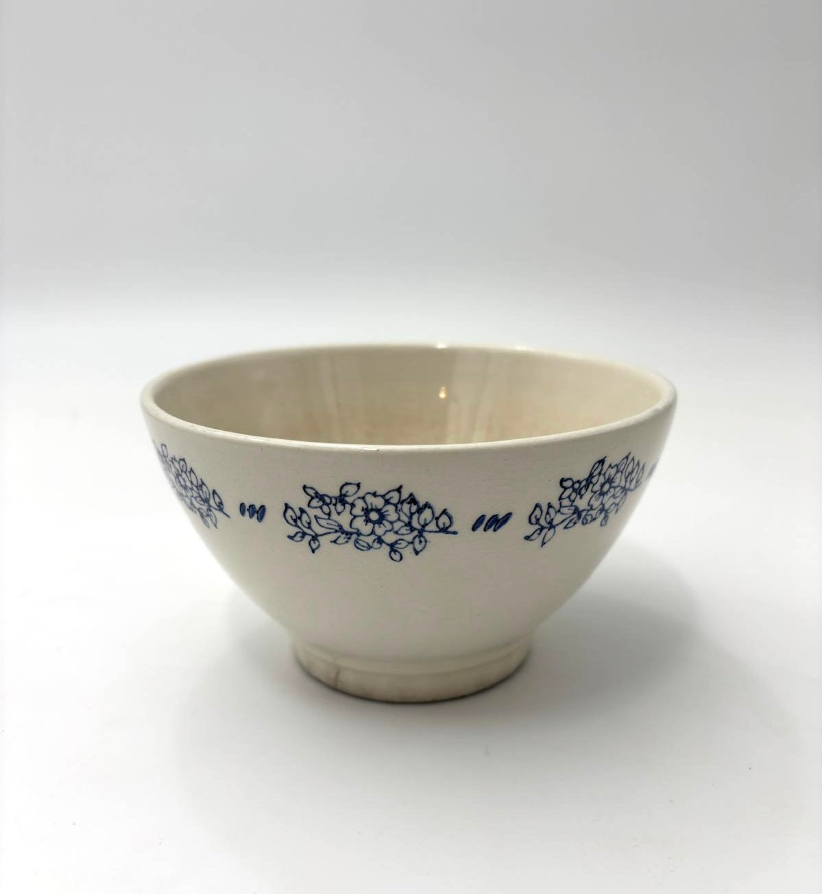 Café au lait bowl / bol a blue floral border