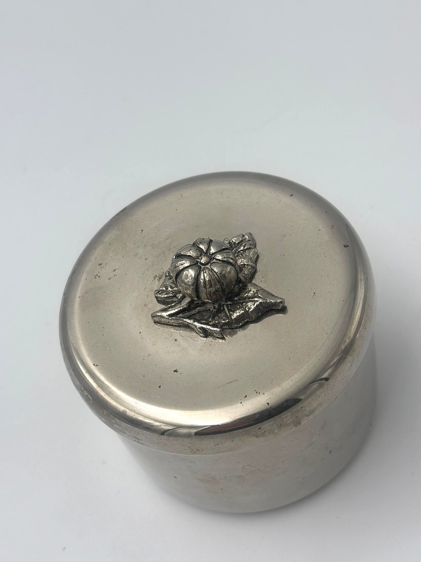 Bucket with a flower lid 