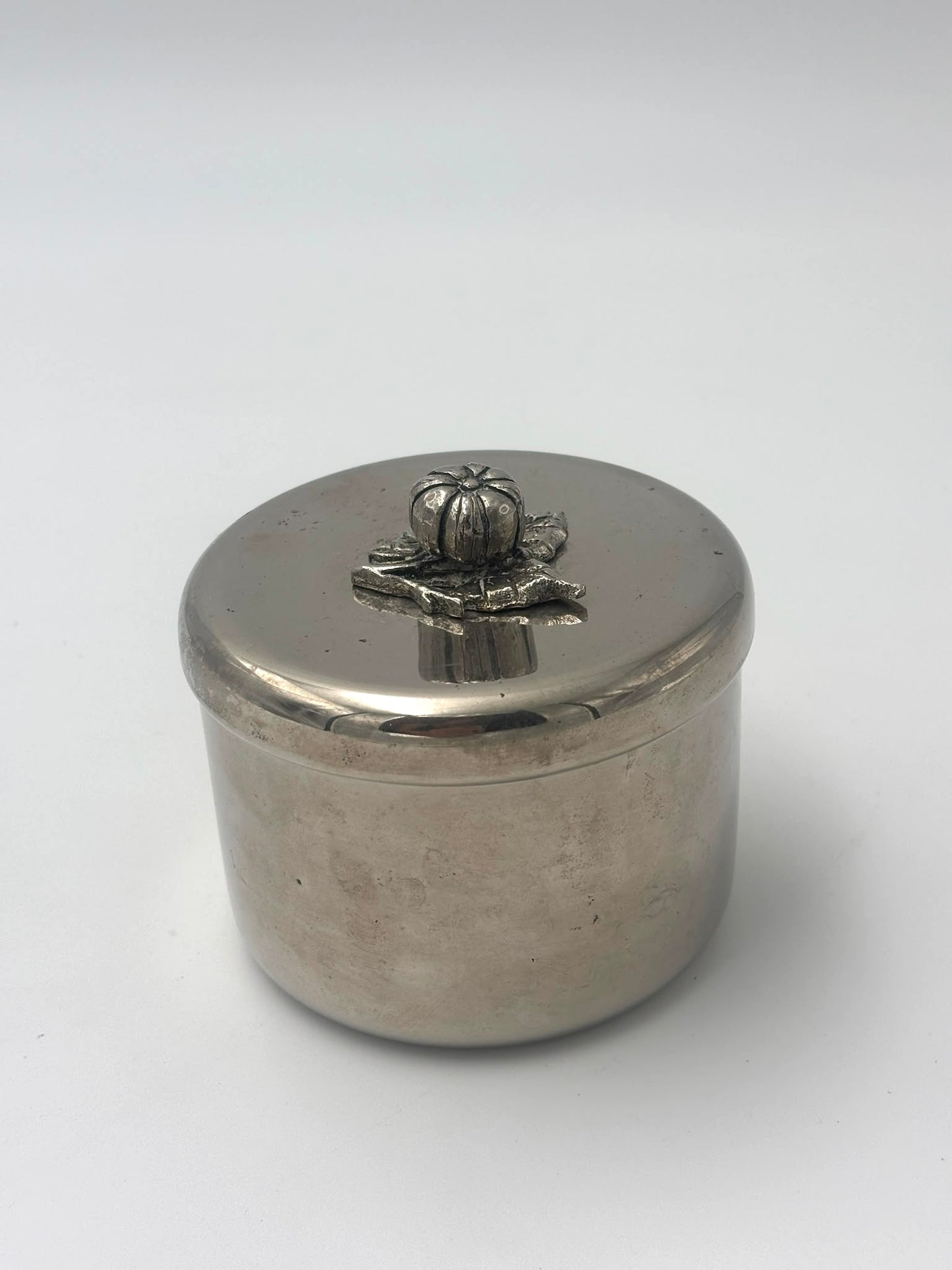 Bucket with a flower lid 