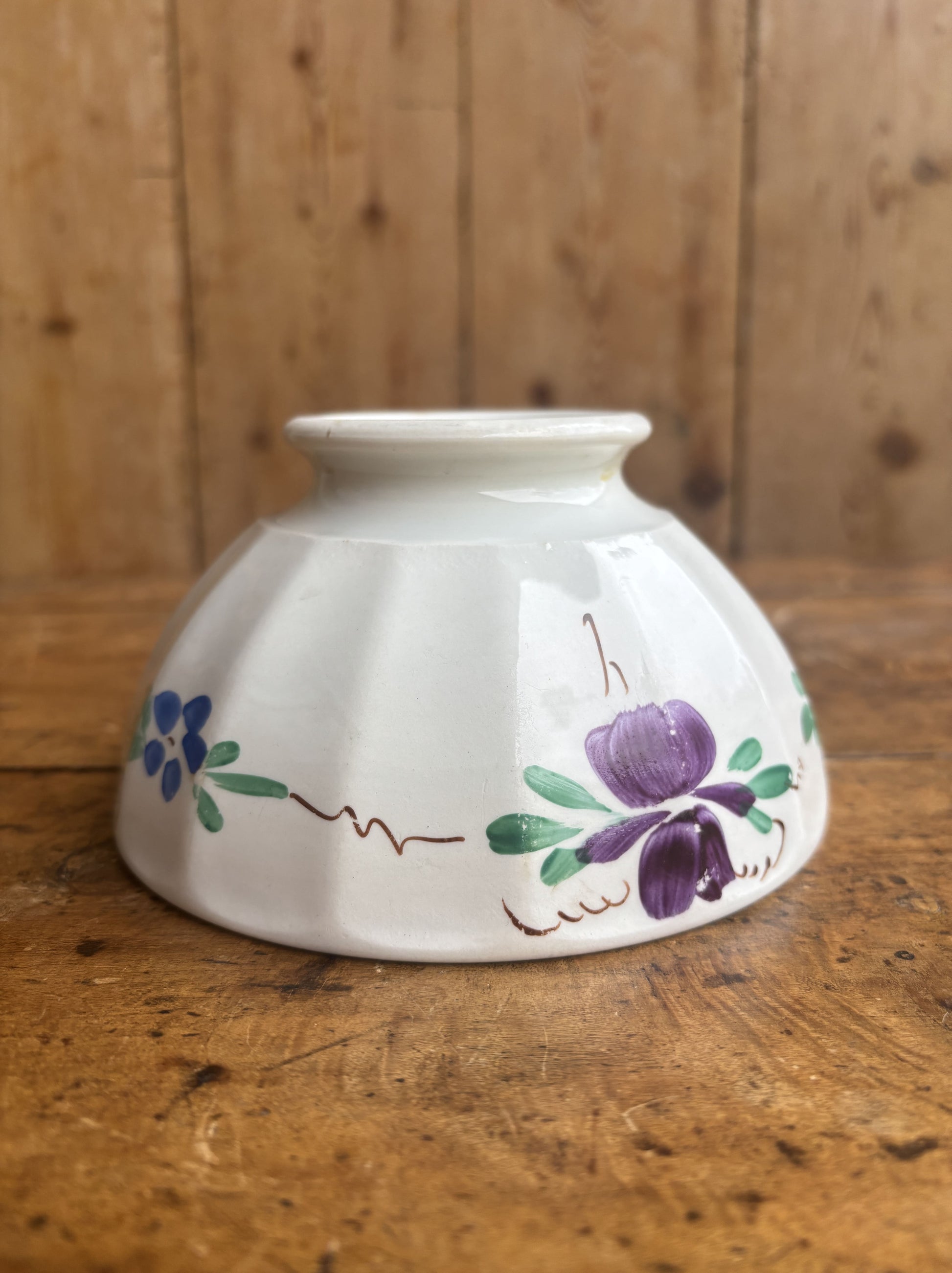 Bol - Cafe au Lait skål med lilla og blå blomster