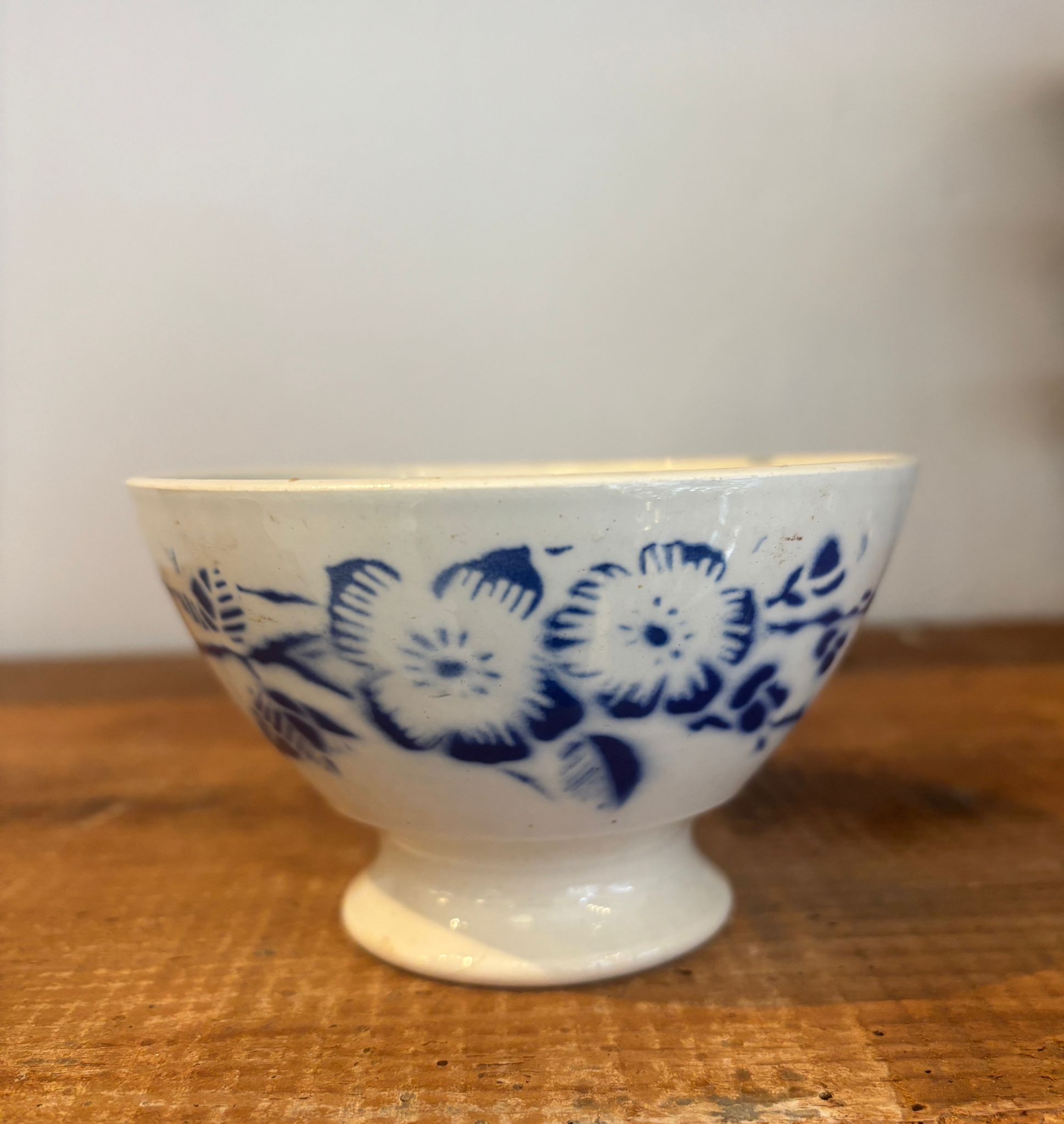 Lille bol (café au lait skål) fra Digoin med blåt blomstermotiv