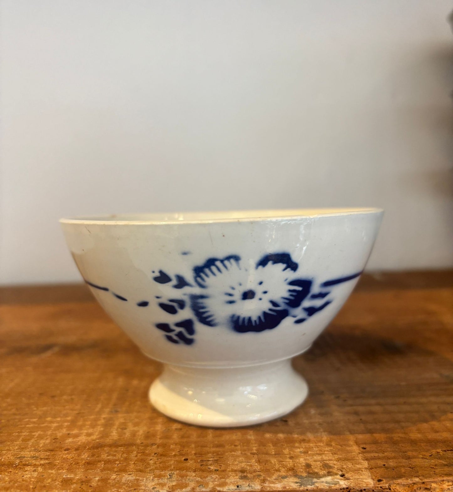 Lille bol (café au lait skål) fra Digoin med blåt blomstermotiv