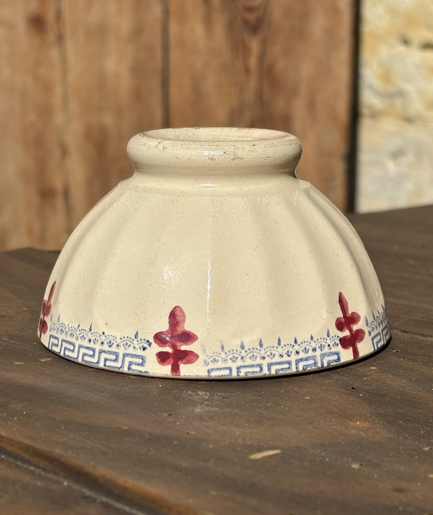 Bol - kaffeskål - med blåt og rødt mønster på kanten