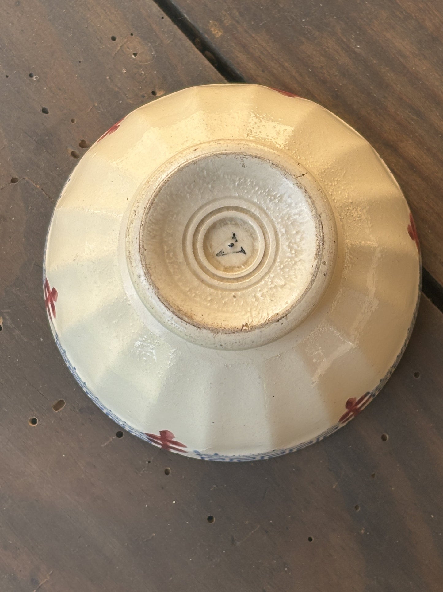 Bol - kaffeskål - med blåt og rødt mønster på kanten