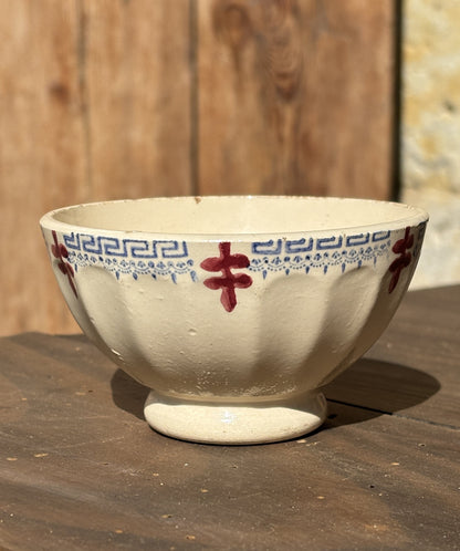 Bol - kaffeskål - med blåt og rødt mønster på kanten