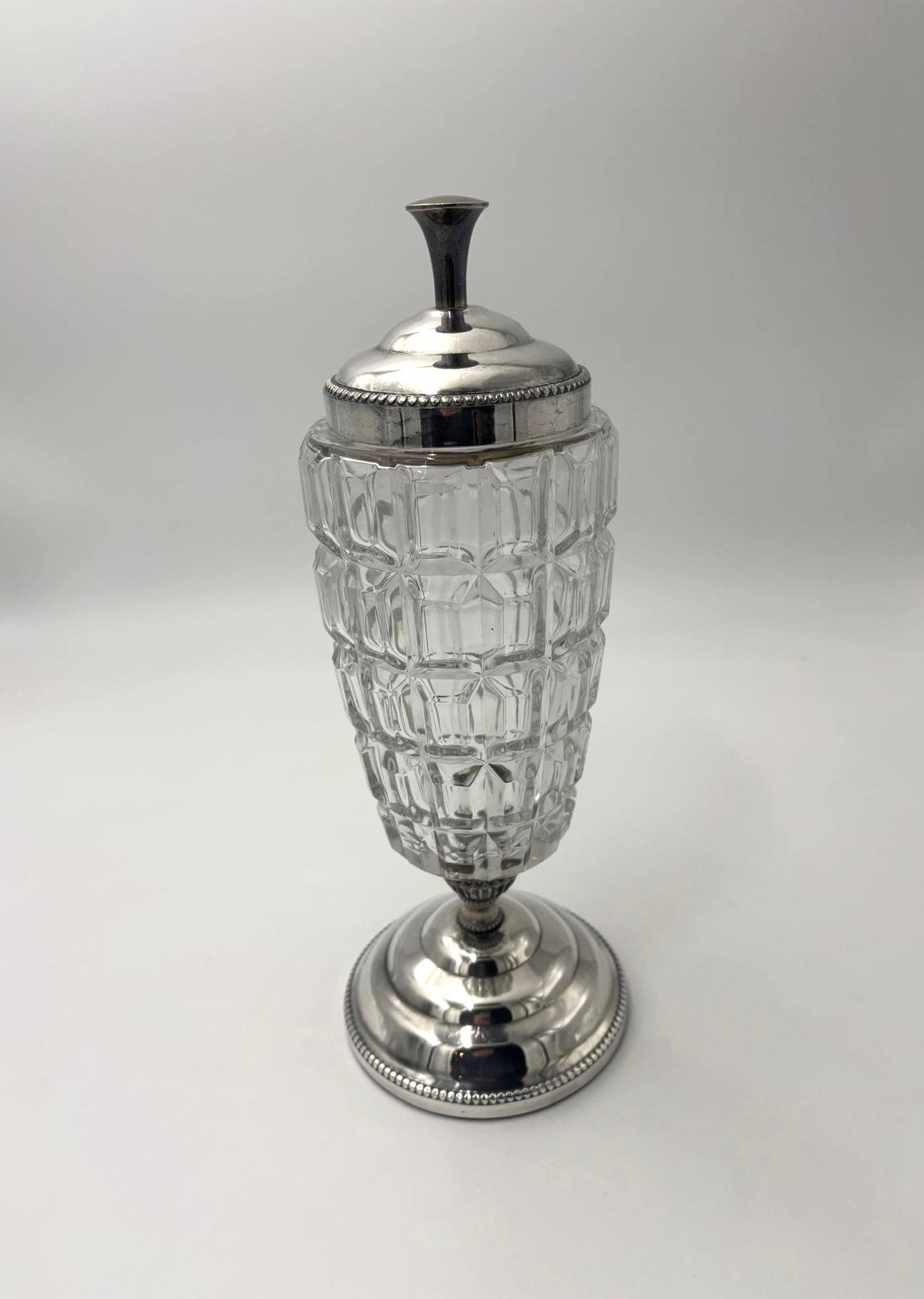 Bonbonniere i glas med forsølvet fod og låg