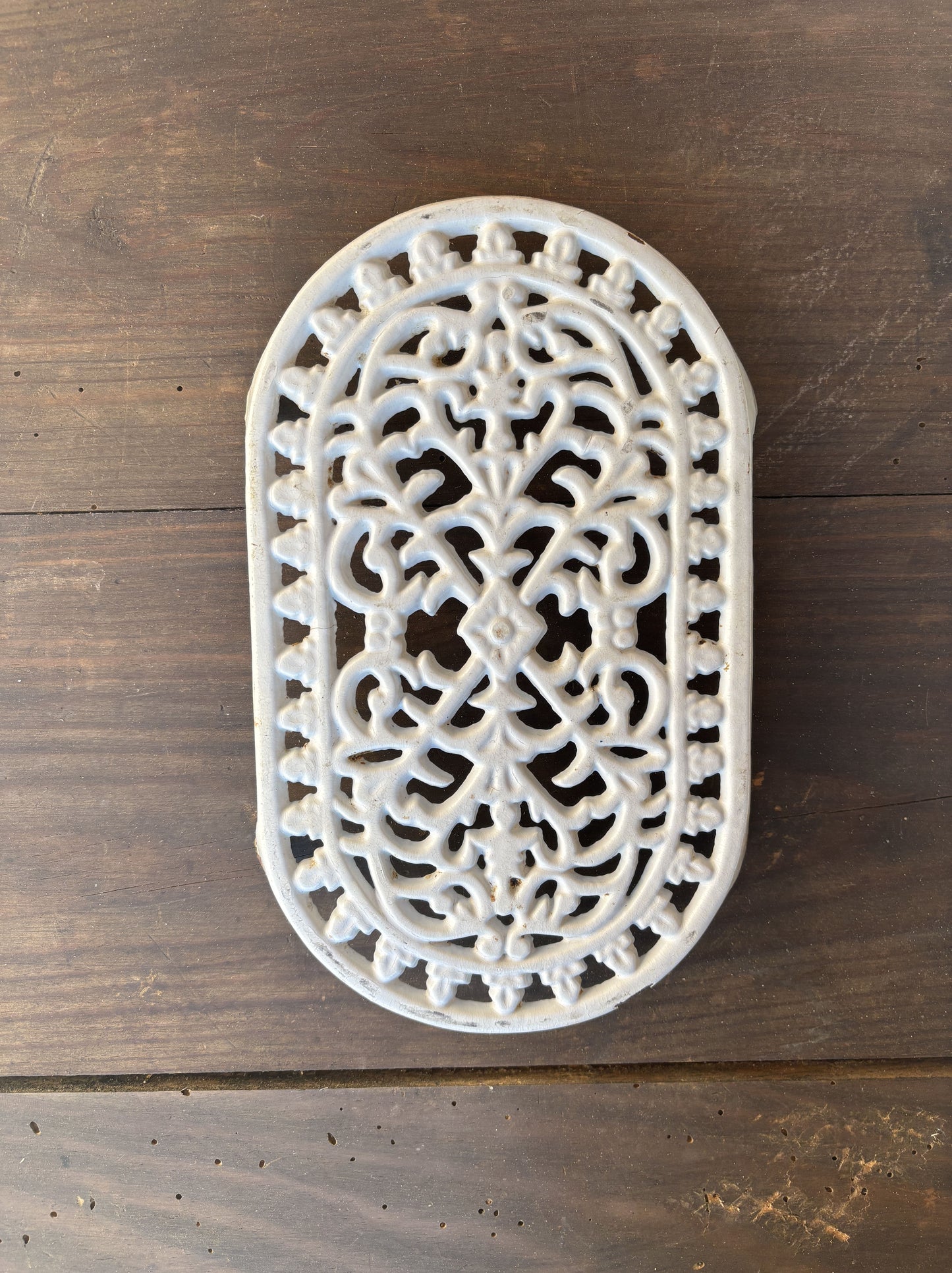 Hvid bordskåner i smedejern med lakering