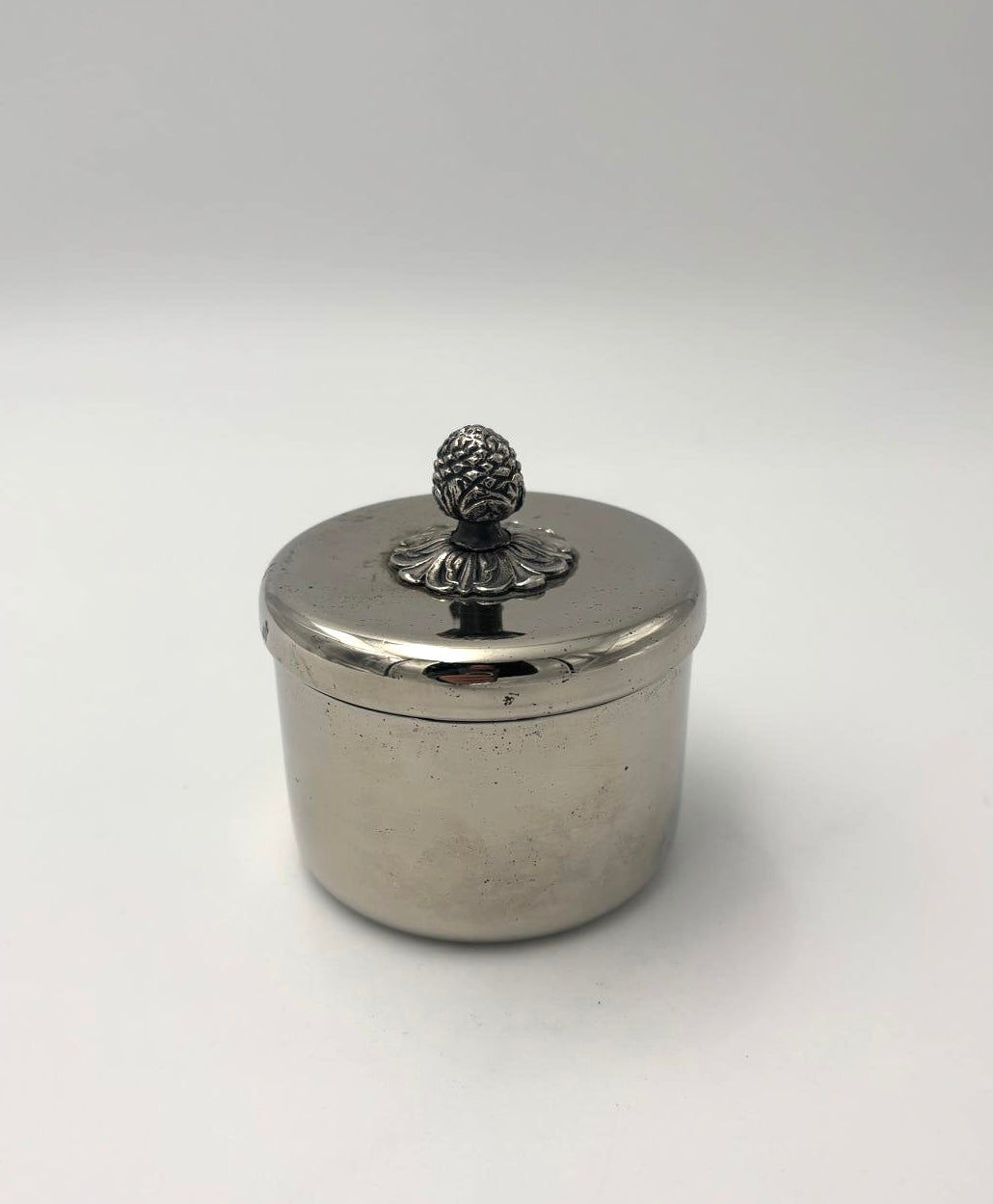 Bøtte forsølvet med blomst som håndtag