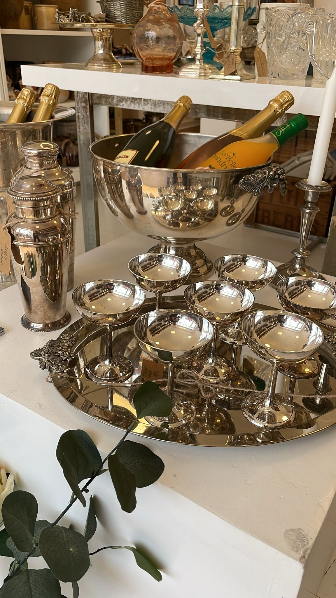 Billede af isskåle og champagnekøler i butikken - Smallegade 28, 2000 Frederiksberg