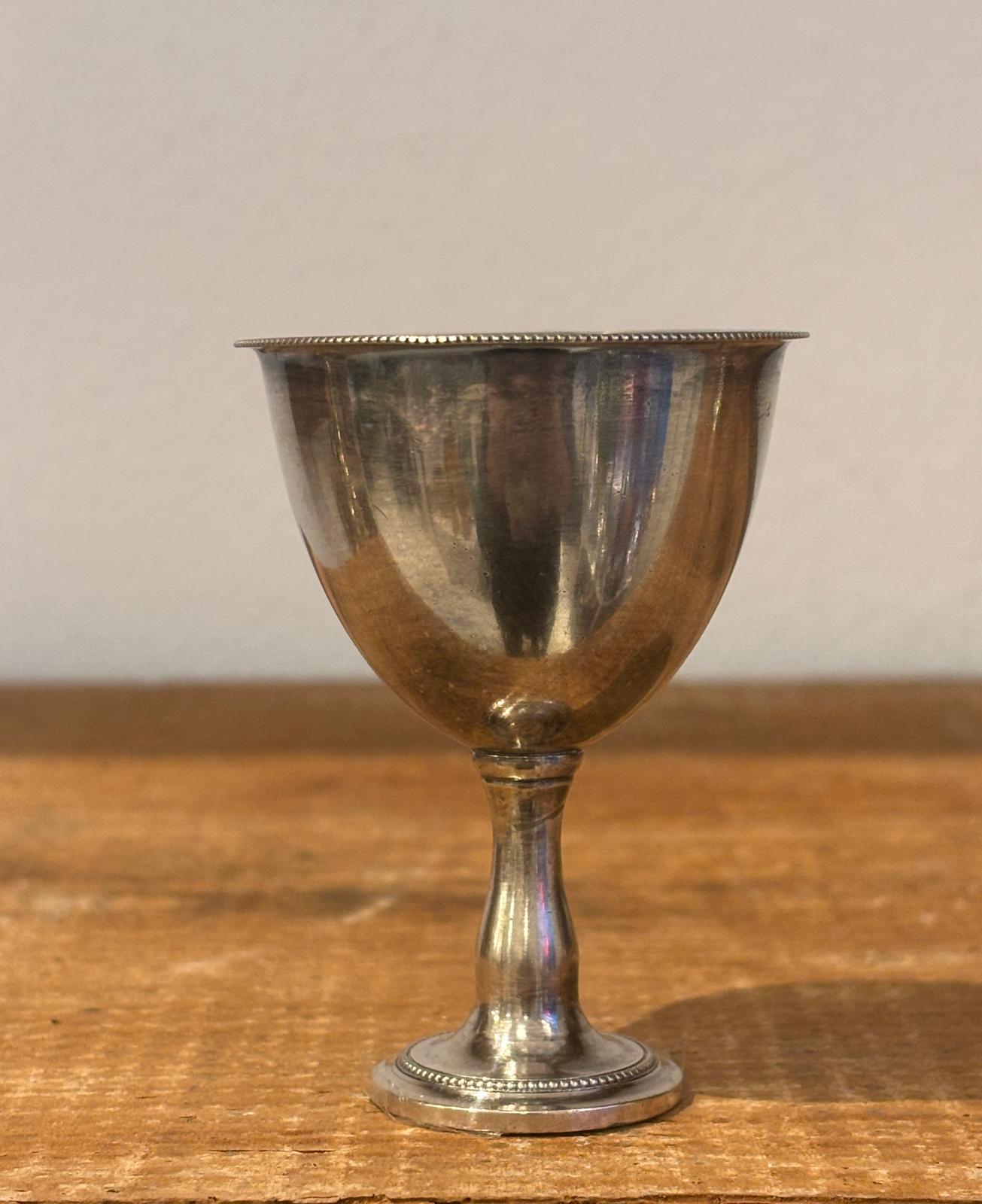 Æggebæger på høj stilk