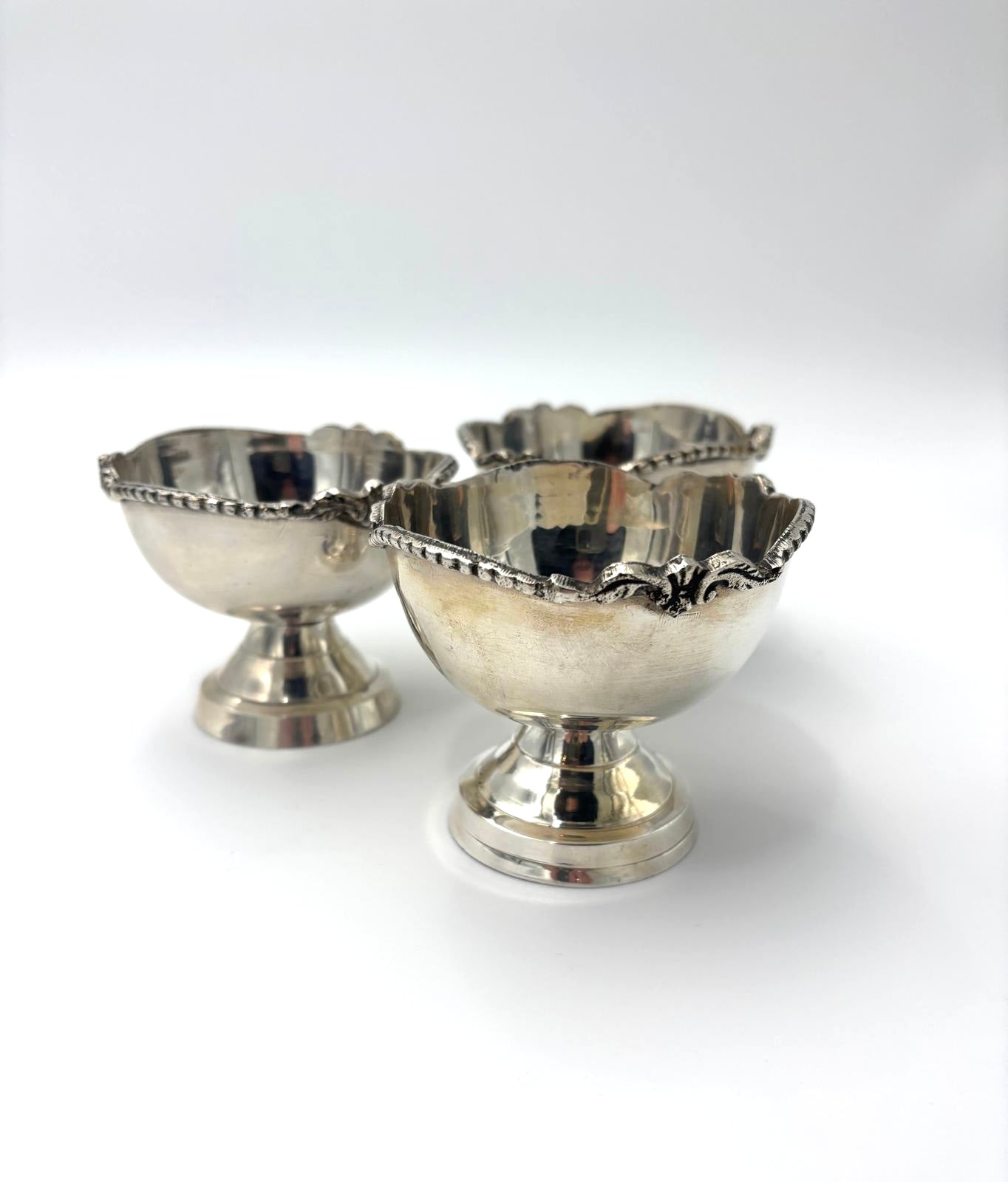 Forsølvet lille isskål med fine detaljer