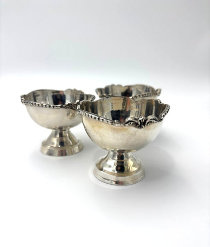 Forsølvet lille isskål med fine detaljer