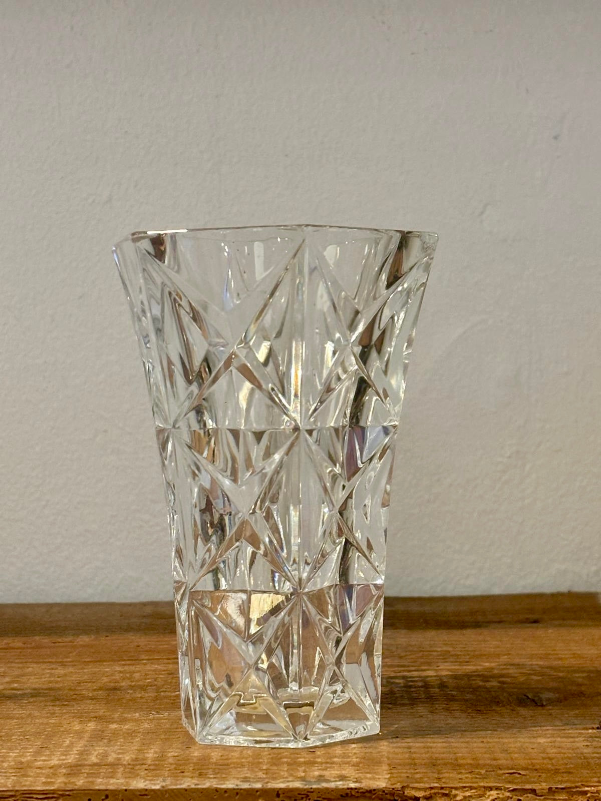 Glasvase, 6-kantet med stjernemønster