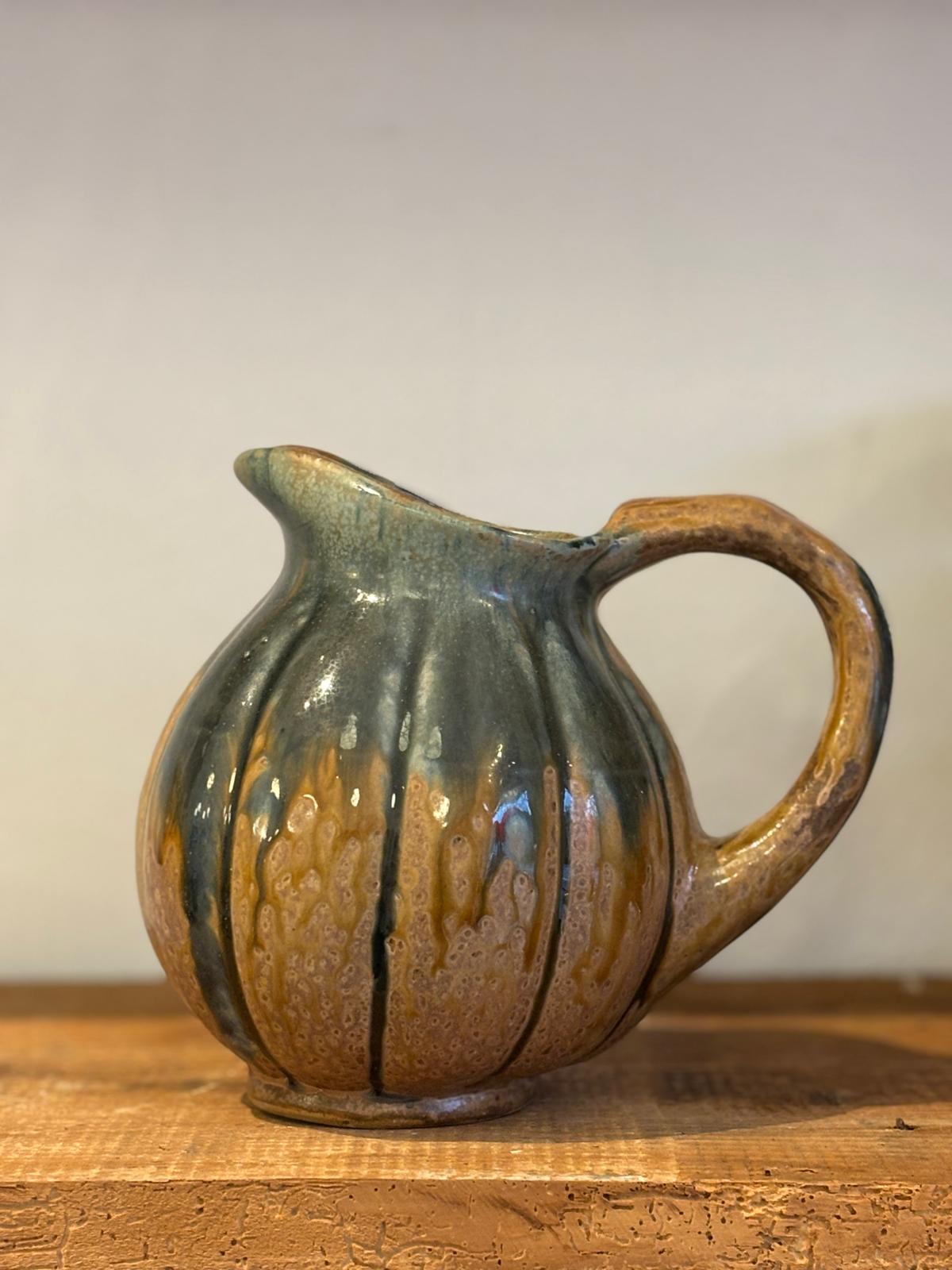 Grøn og brun keramikkande