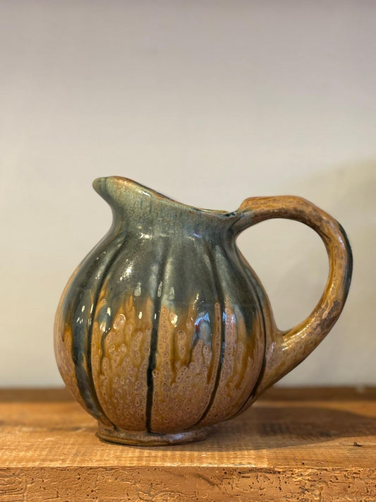 Grøn og brun keramikkande