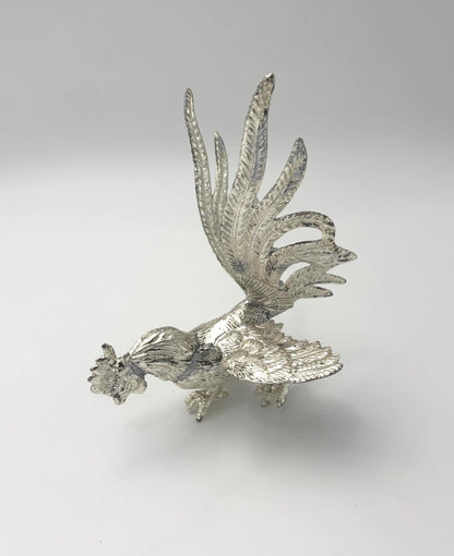 Hane i forsølvet metal - smuk borddekoration