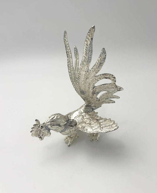 Hane i forsølvet metal - smuk borddekoration