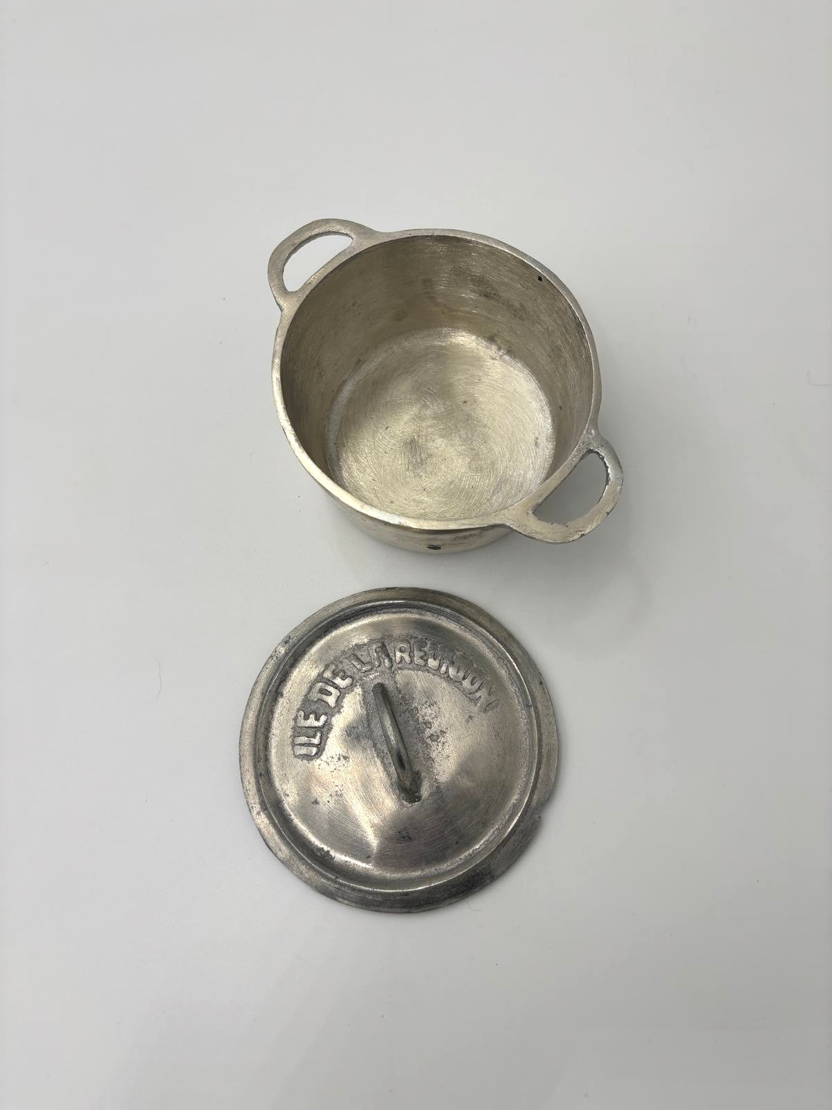 Lille bøtte med inskription i stål