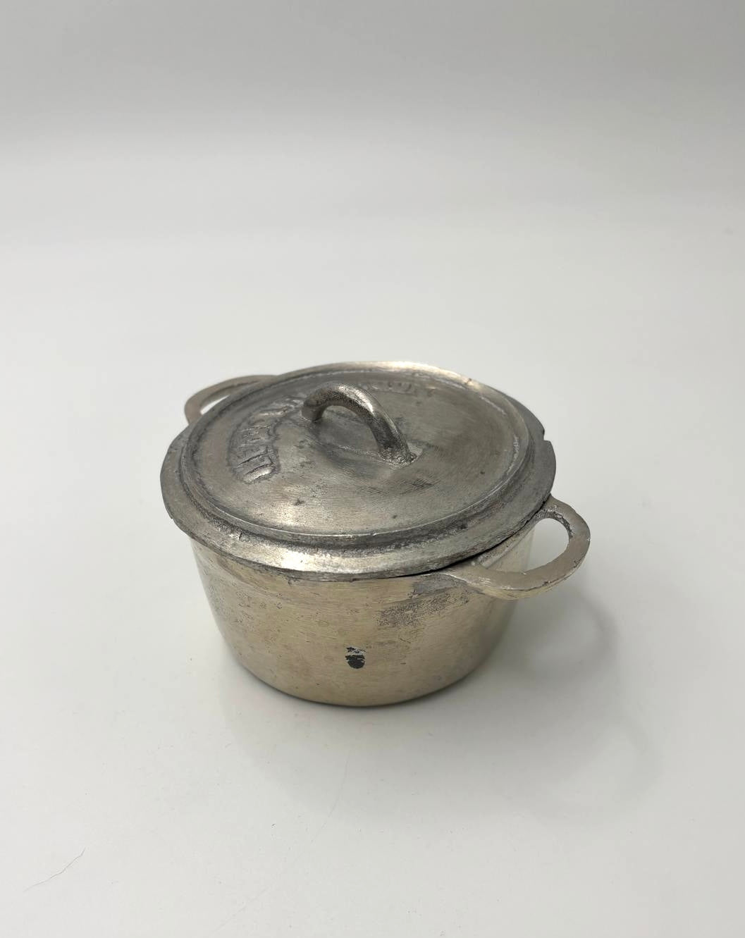 Lille bøtte med inskription i stål