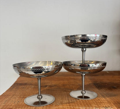 Isskål med elegant perlerække på fod og skål