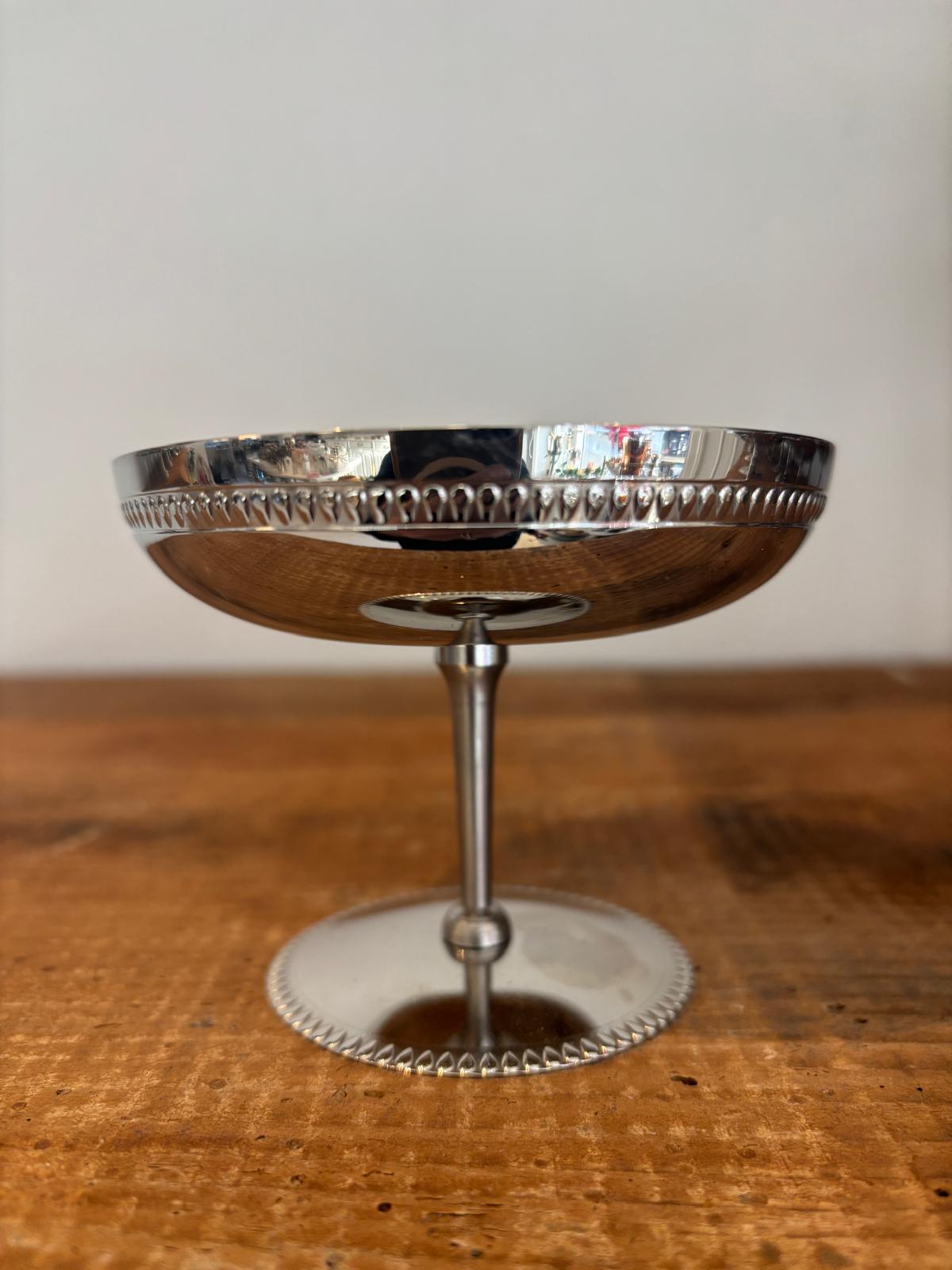 Isskål med elegant perlerække på fod og skål