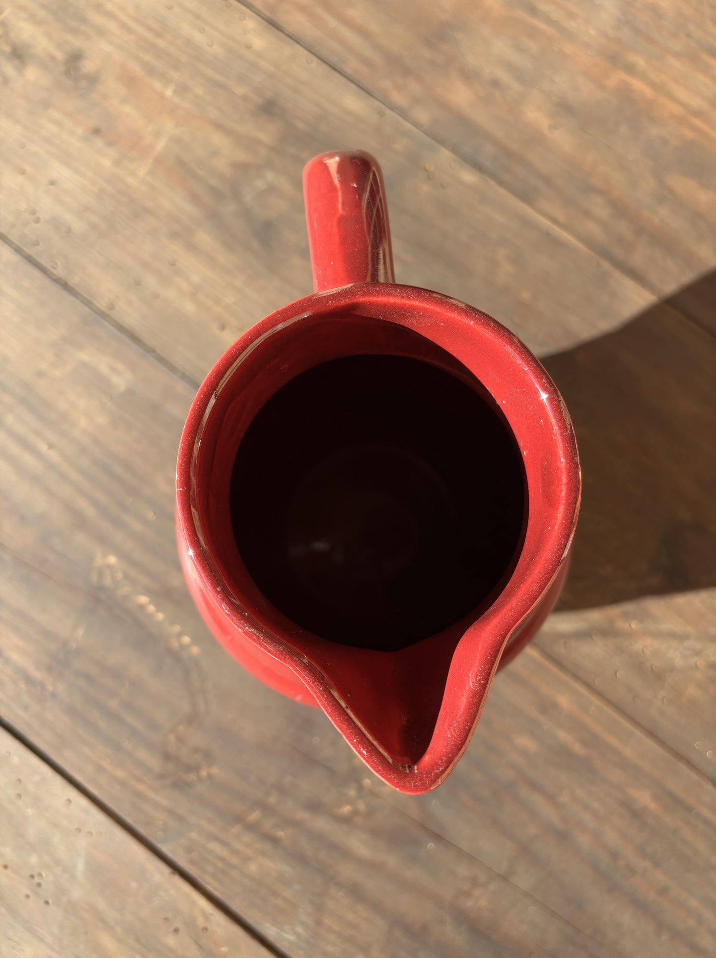 Bordeaux rød glaseret fransk kande