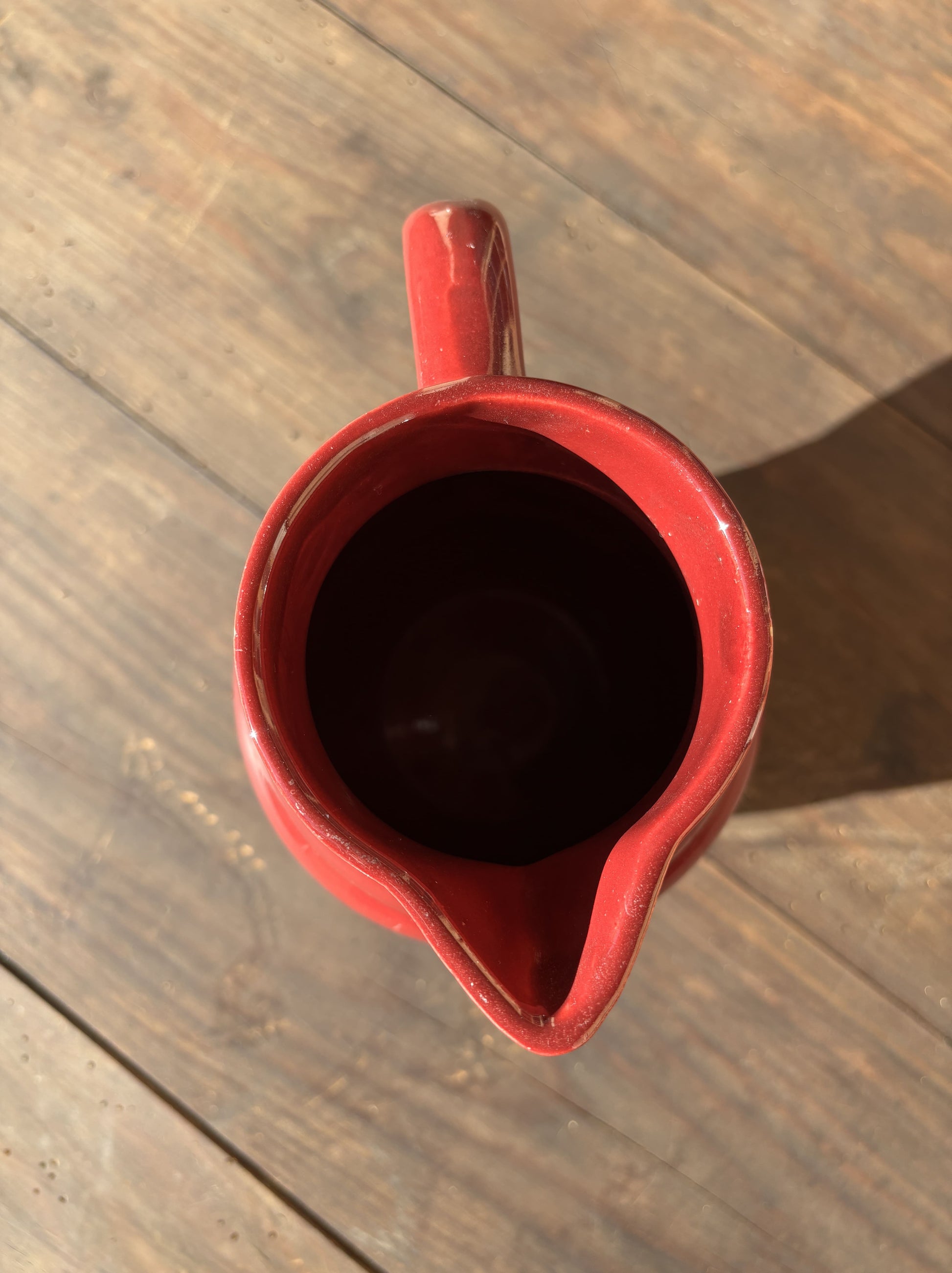 Bordeaux rød glaseret fransk kande