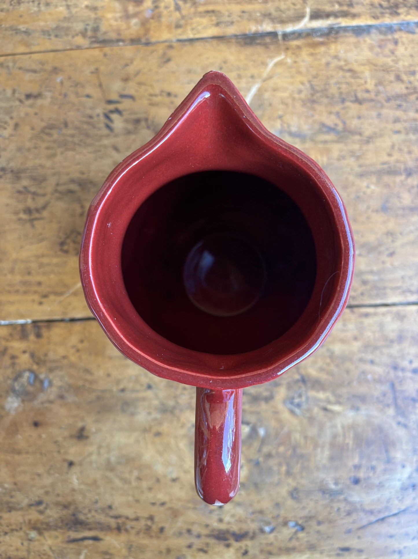 Dybrød kande med frugtmotiv