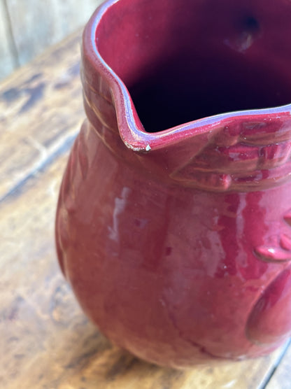 Dybrød kande med frugtmotiv