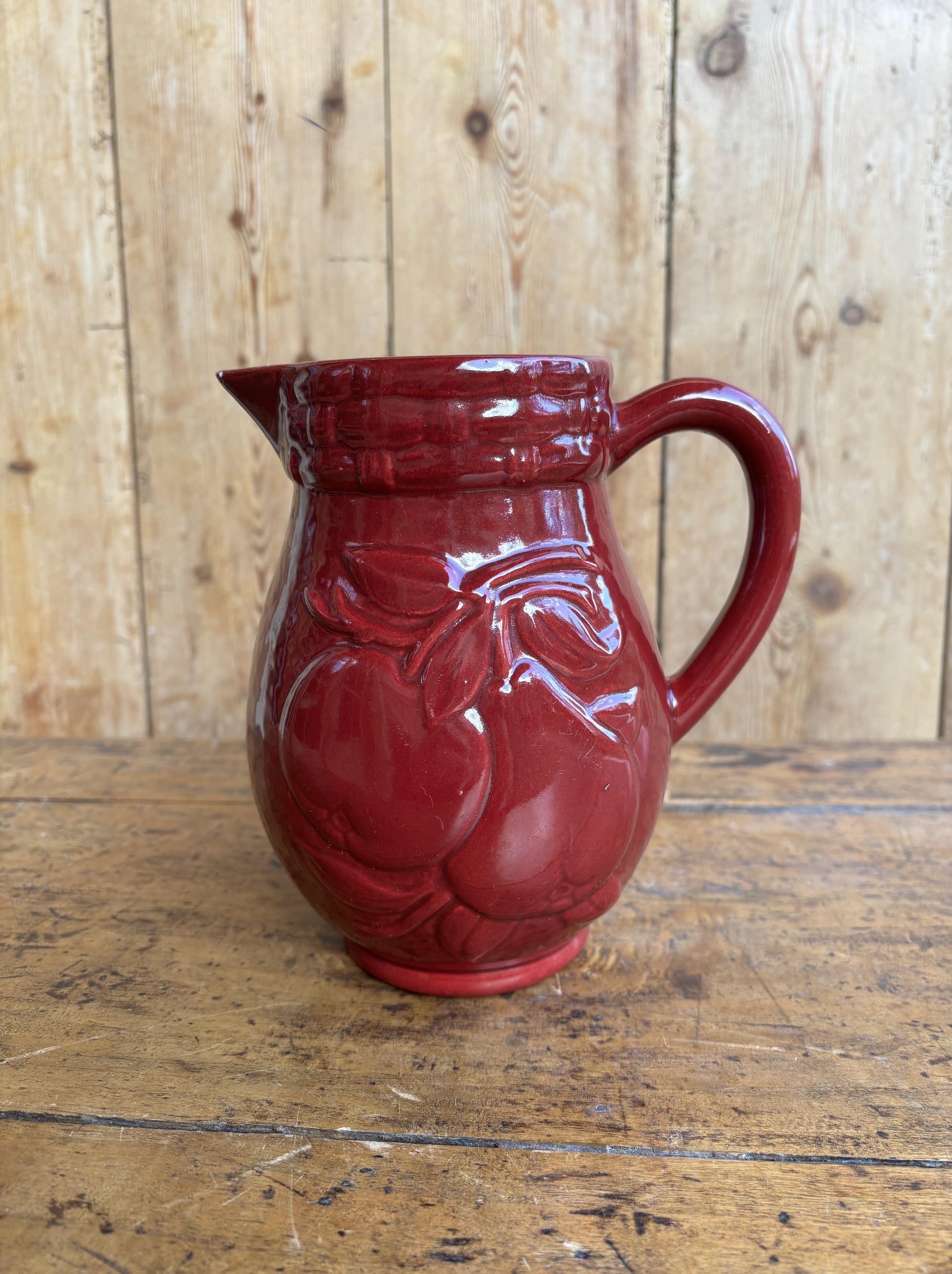 Dybrød kande med rugtmotiv